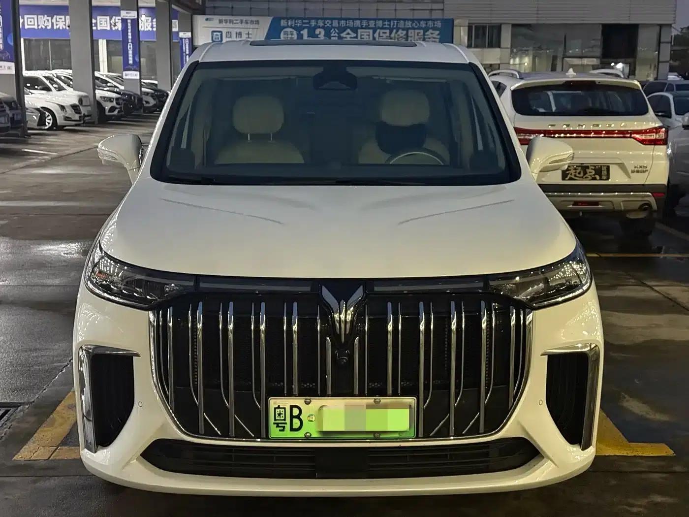 Voyah Dreamer 2024 PHEV Extended Range Premium Edition — миниатюра 2