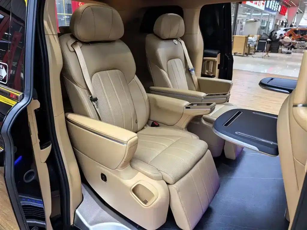 Voyah Dreamer 2025 PHEV 4WD Premium Kunpeng Edition — миниатюра 8