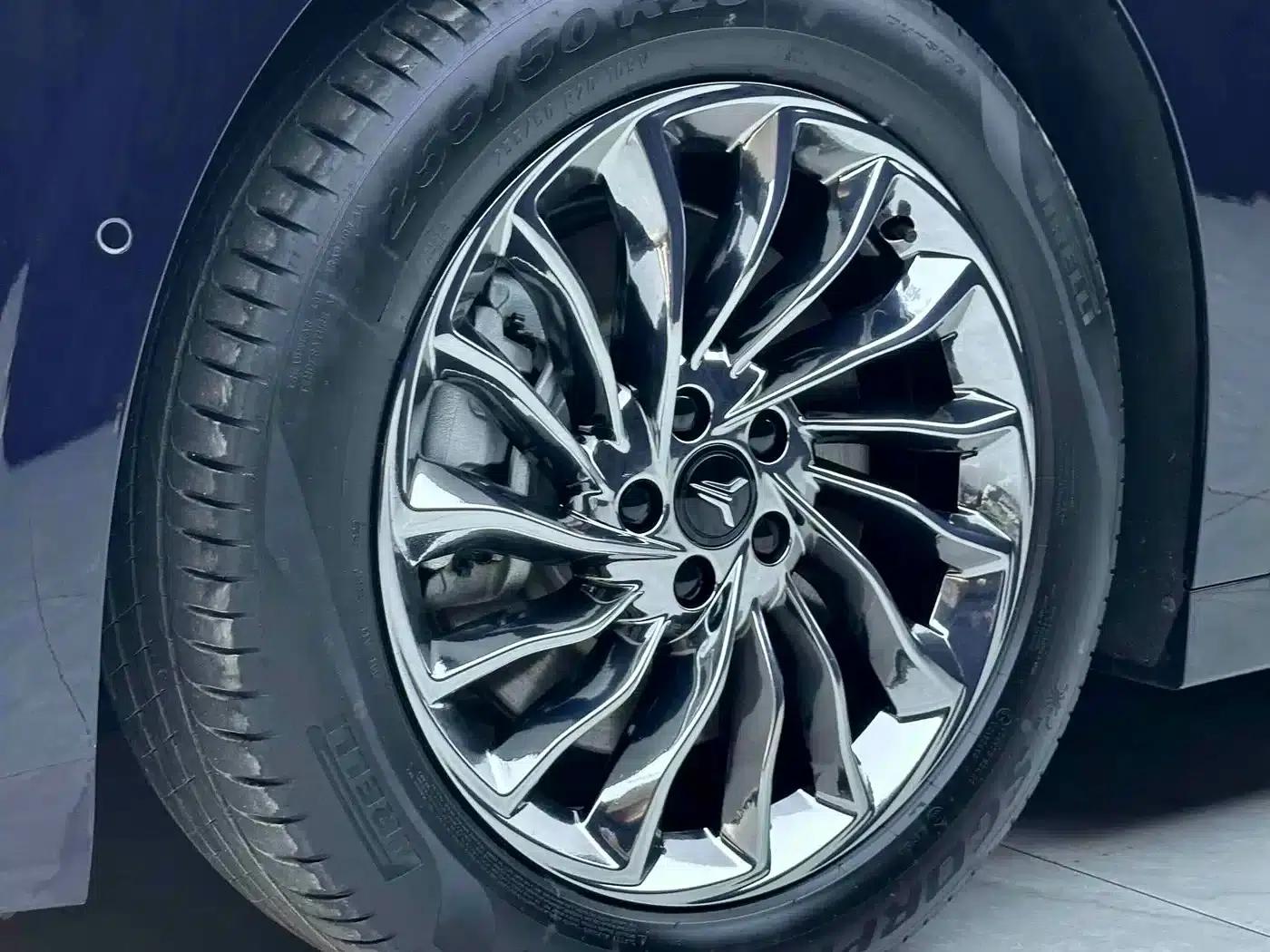 Voyah Dreamer 2024 PHEV Long Range Flagship Edition — миниатюра 3