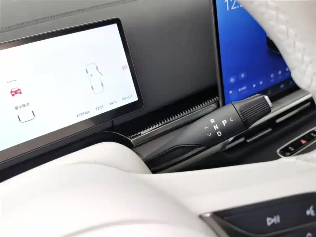Voyah Dreamer 2025 PHEV AWD Flagship Kunpeng Edition — миниатюра 21