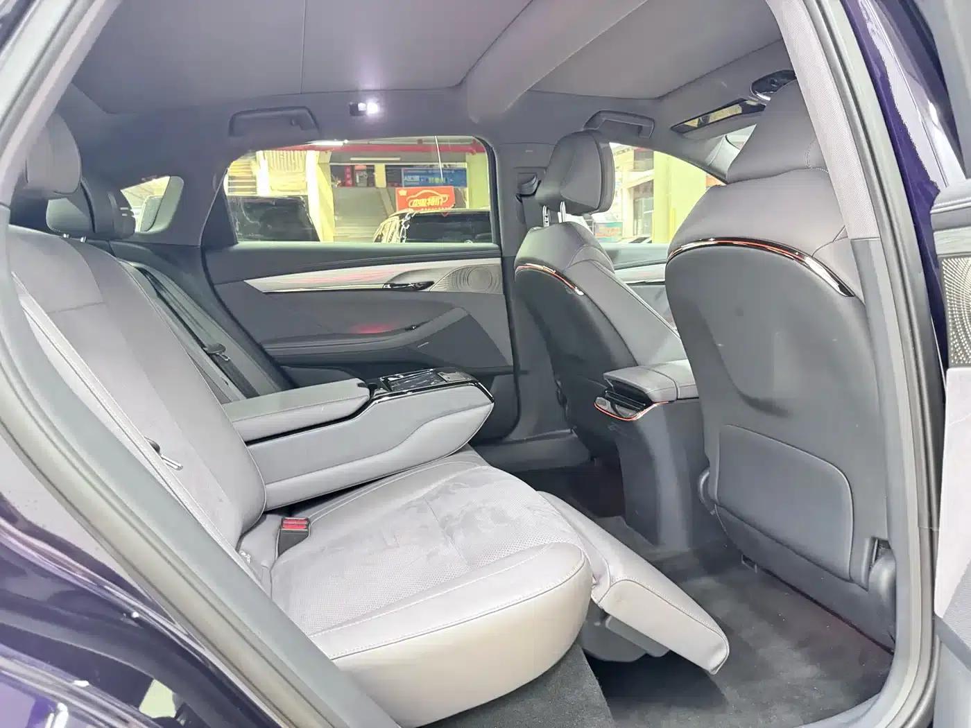Voyah Chasing the Light 2024 PHEV AWD Long Range Flagship Edition — миниатюра 15