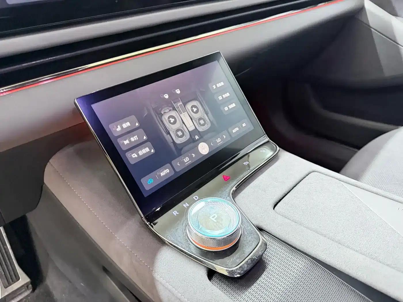 Voyah Chasing the Light 2024 PHEV AWD Long Range Flagship Edition — миниатюра 20