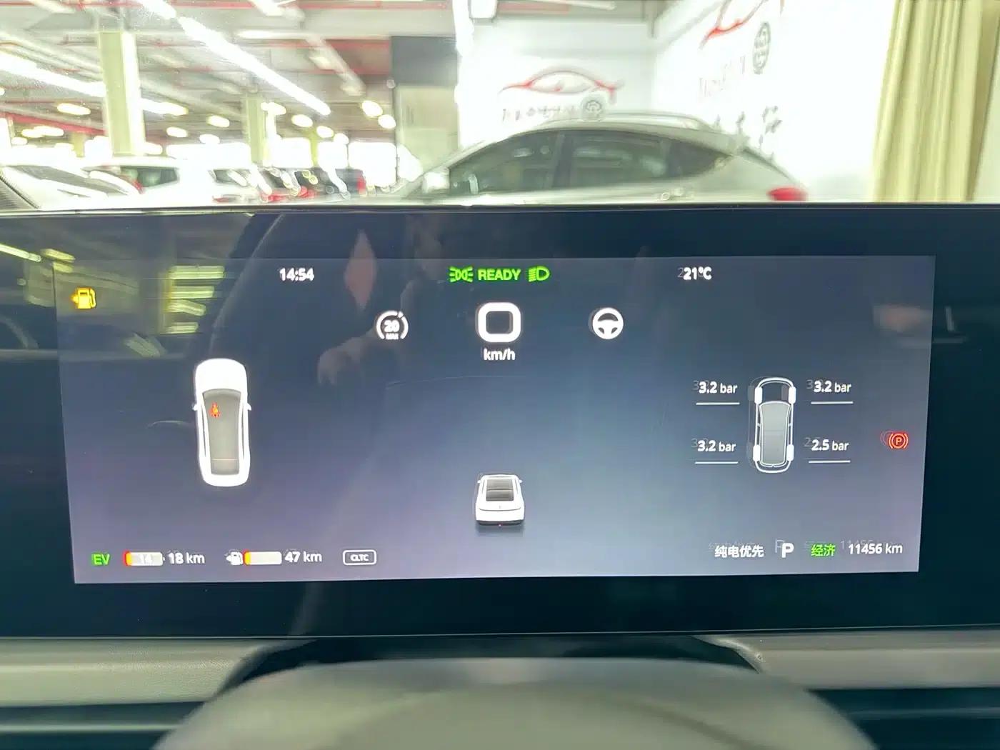 Voyah Chasing the Light 2024 PHEV AWD Long Range Flagship Edition — миниатюра 24