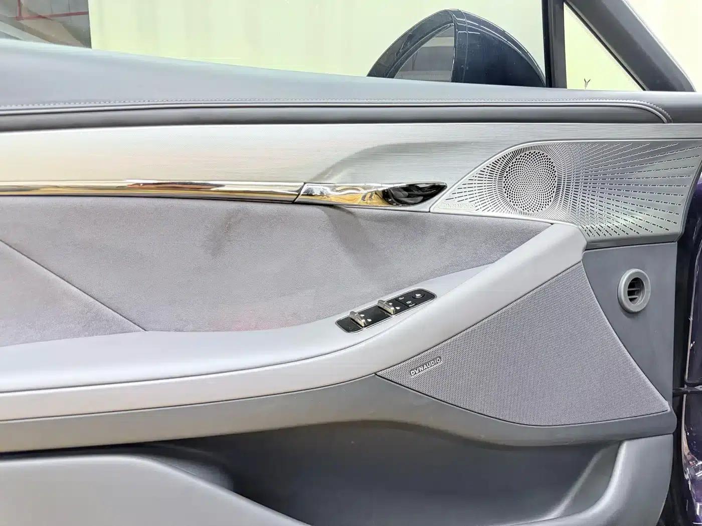 Voyah Chasing the Light 2024 PHEV AWD Long Range Flagship Edition — миниатюра 27