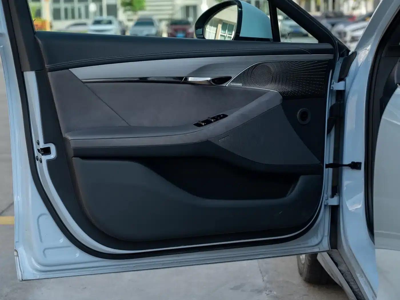 Voyah Chasing Light 2023 AWD Flagship Edition — миниатюра 11