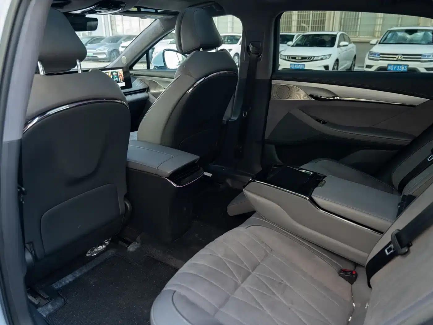 Voyah Chasing Light 2023 AWD Flagship Edition — миниатюра 16