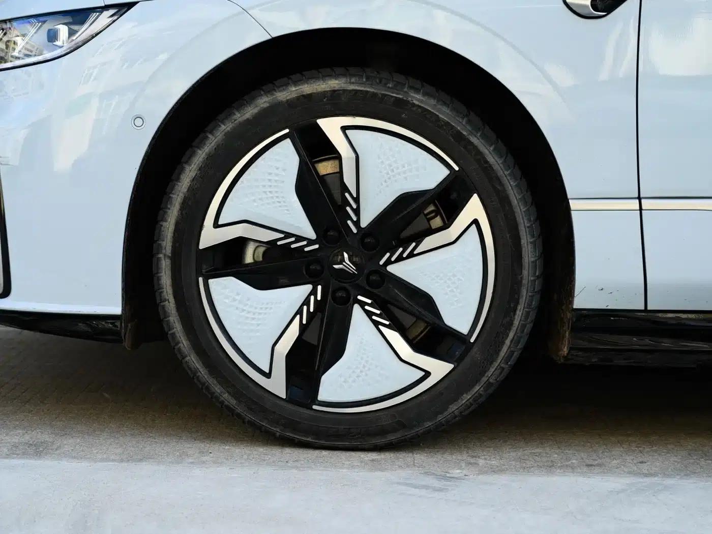 Voyah Chasing Light 2023 AWD Flagship Edition — миниатюра 25