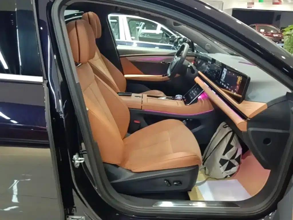 Voyah Chasing the Light 2024 PHEV AWD Long Range Flagship Edition — миниатюра 25