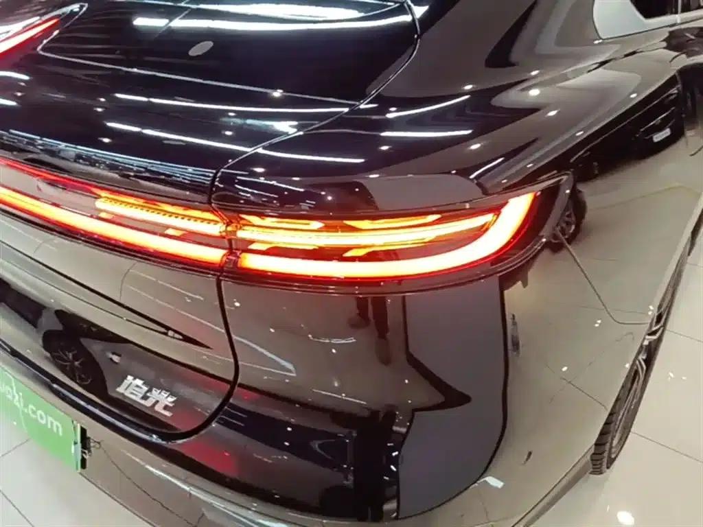 Voyah Chasing the Light 2024 PHEV AWD Long Range Flagship Edition — миниатюра 8