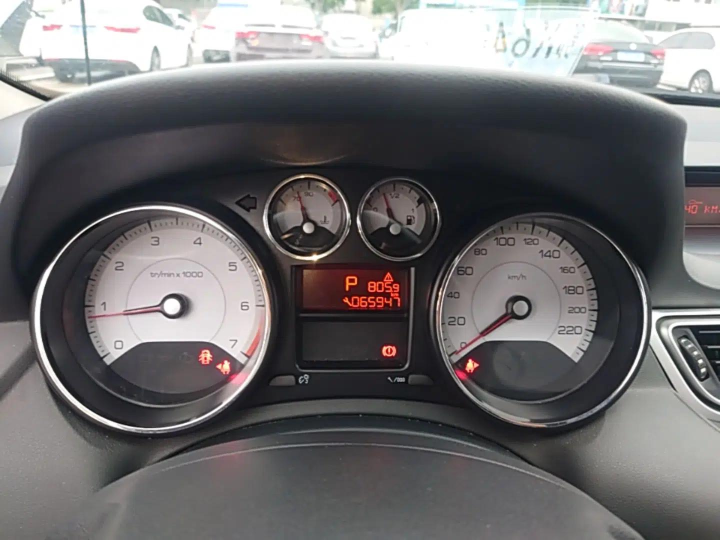 Peugeot 308 2014 Enjoy Edition Classic 1.6L Automatic Premium Model — миниатюра 15
