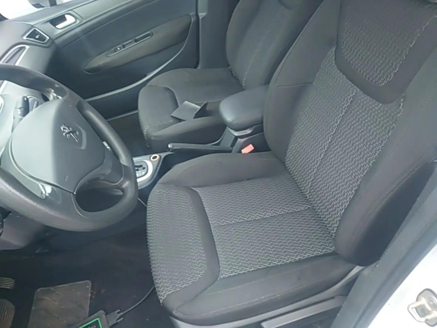 Peugeot 308 2014 Enjoy Edition Classic 1.6L Automatic Premium Model — миниатюра 18