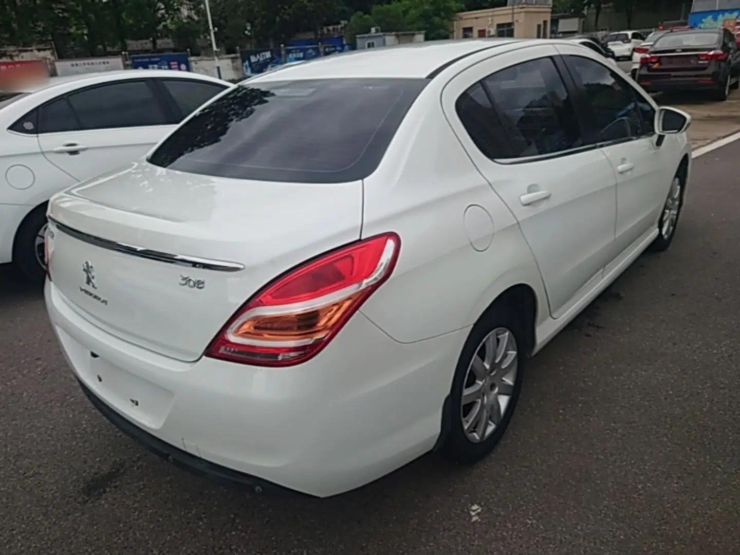 Peugeot 308 2014 Enjoy Edition Classic 1.6L Automatic Premium Model — миниатюра 6