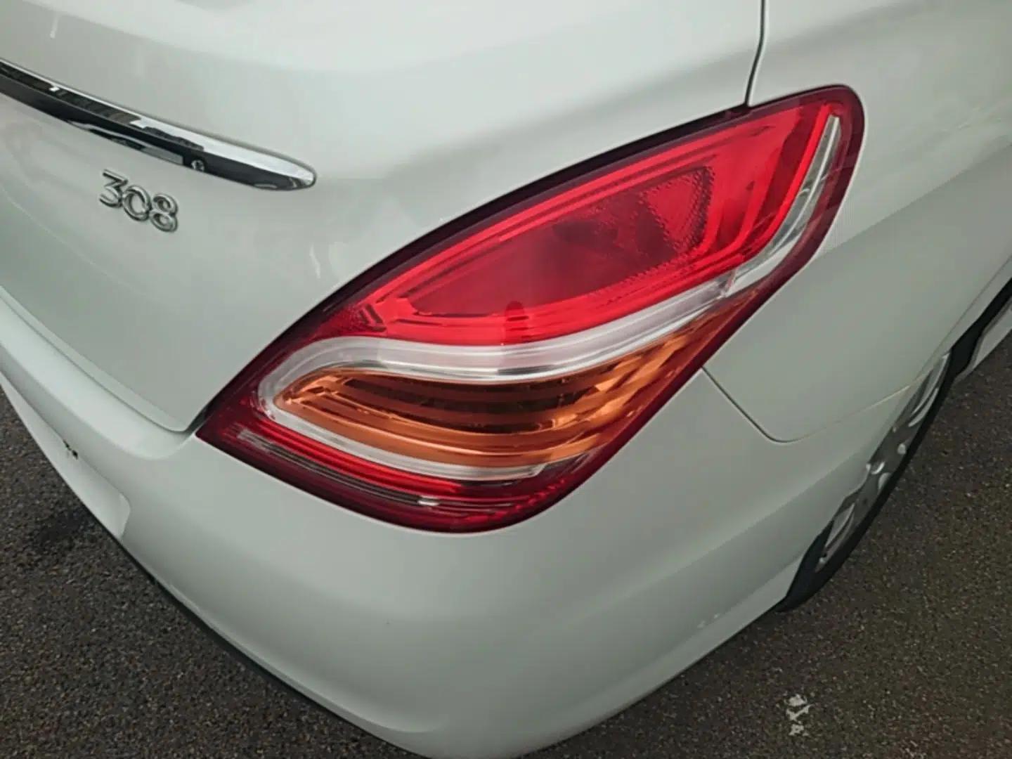 Peugeot 308 2014 Enjoy Edition Classic 1.6L Automatic Premium Model — миниатюра 7