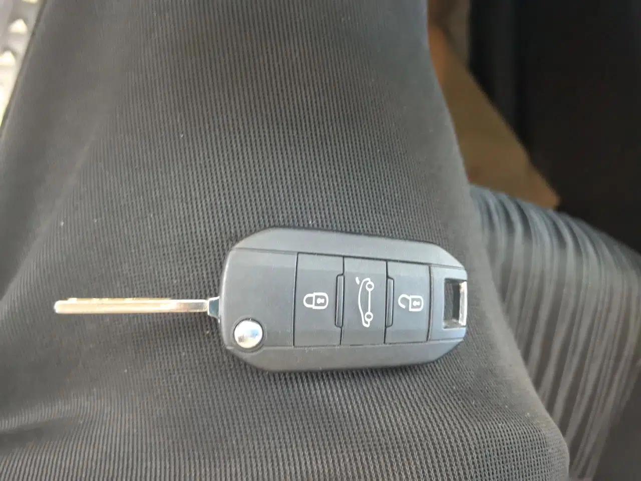 Peugeot 3008 2015 2.0L Automatic Classic Edition — миниатюра 9