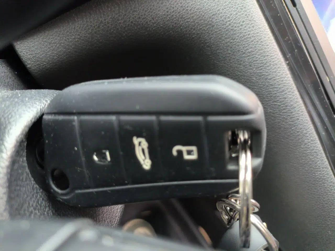 Peugeot 3008 2015 1.6THP Automatic Classic Edition — миниатюра 9