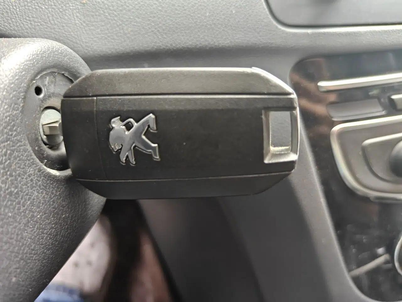 Peugeot 508 2013 2.0L 2nd Anniversary Edition Automatic Smart Enjoyment Version — миниатюра 9