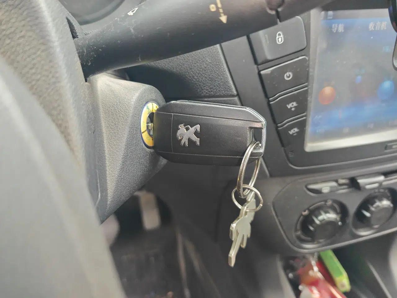 Peugeot 301 2014 1.6L Automatic Comfort Edition — миниатюра 9