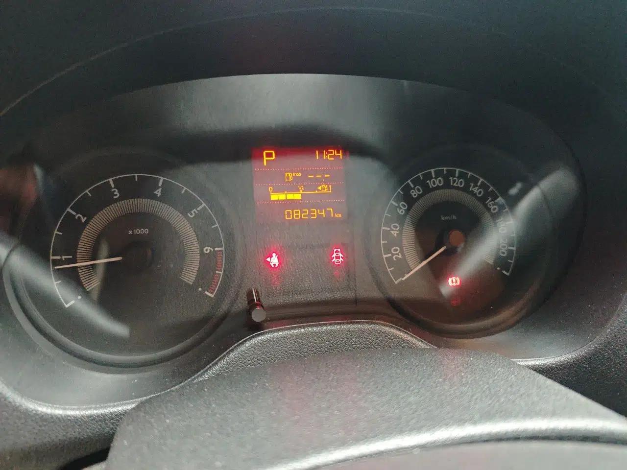 Peugeot 301 2014 1.6L Automatic Comfort Edition — миниатюра 12