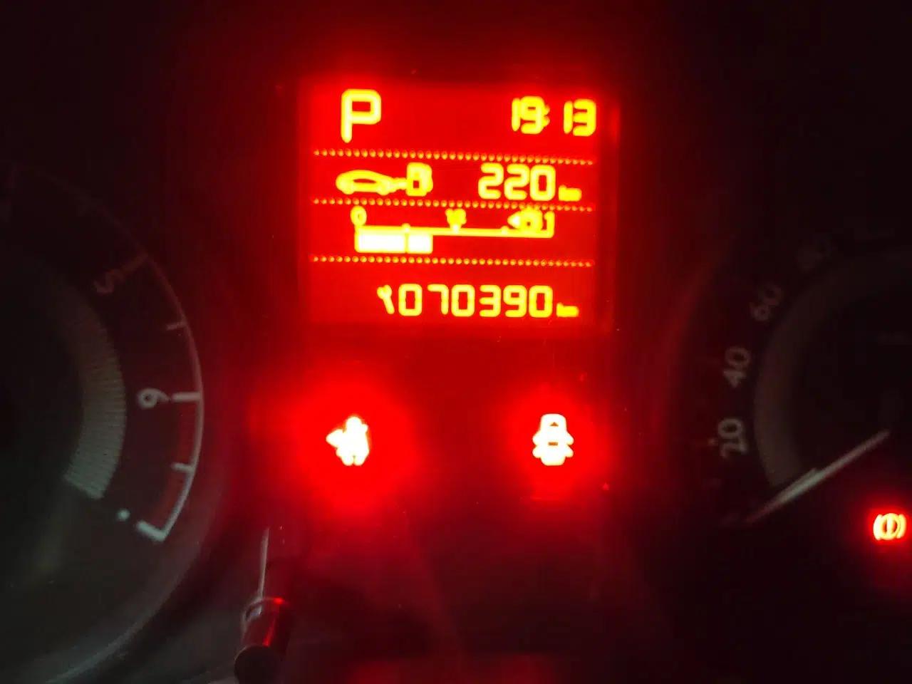 Peugeot 301 2014 1.6L Automatic Comfort Edition — миниатюра 13
