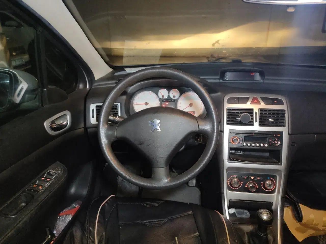 Peugeot 307 2013 Hatchback 1.6L Manual Comfort Edition — миниатюра 11