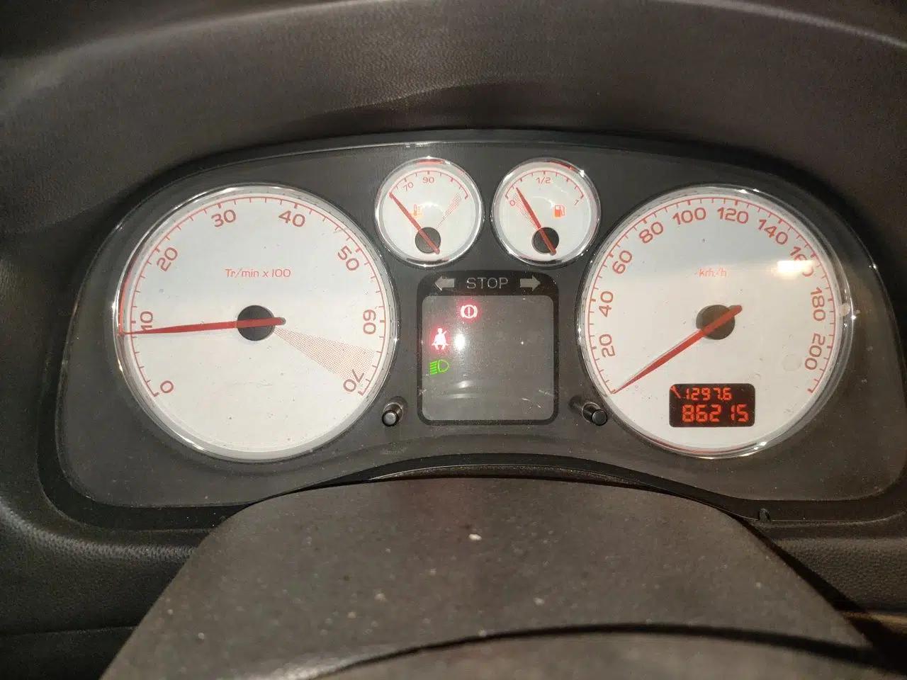 Peugeot 307 2013 Hatchback 1.6L Manual Comfort Edition — миниатюра 12