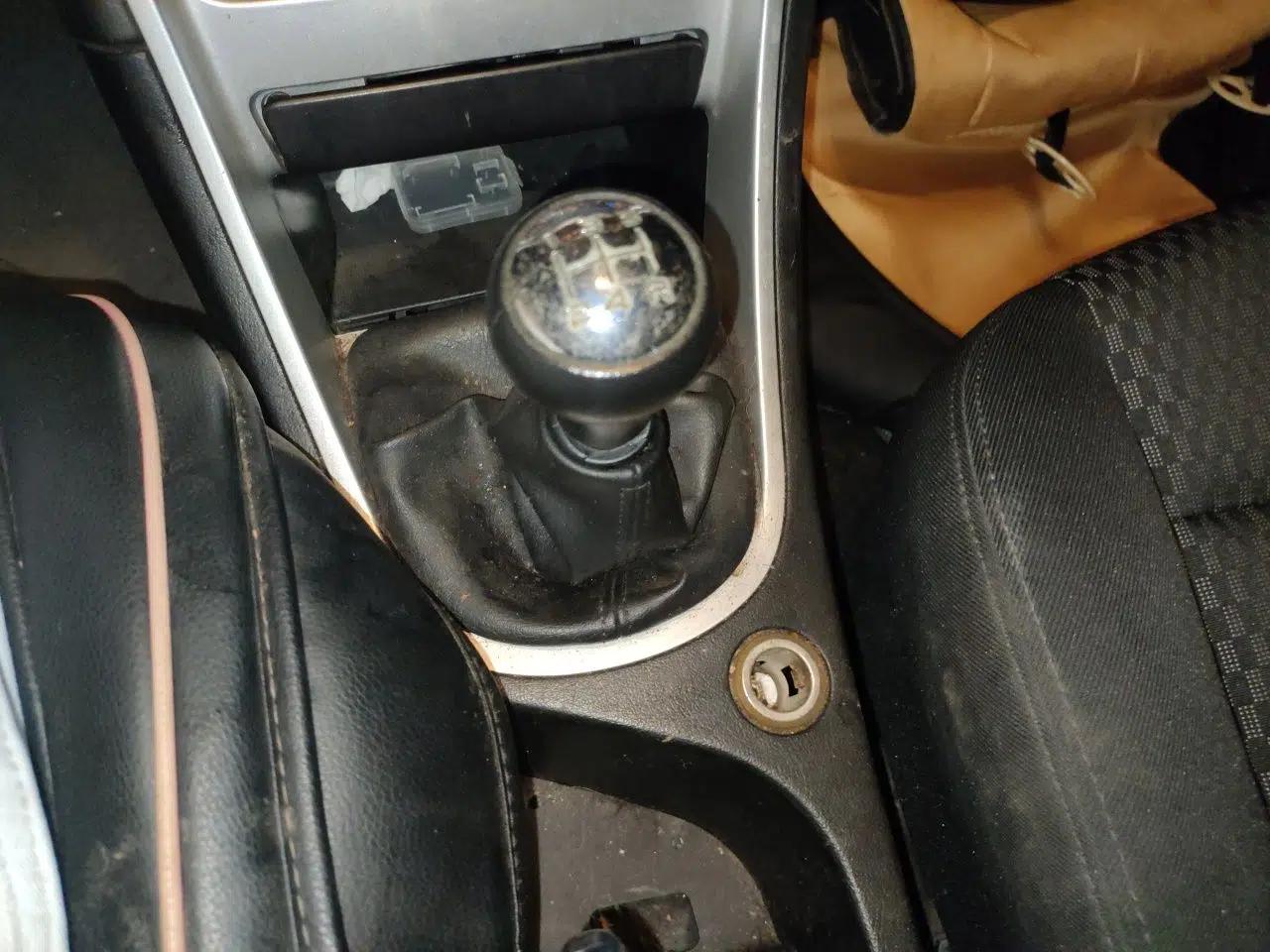 Peugeot 307 2013 Hatchback 1.6L Manual Comfort Edition — миниатюра 15
