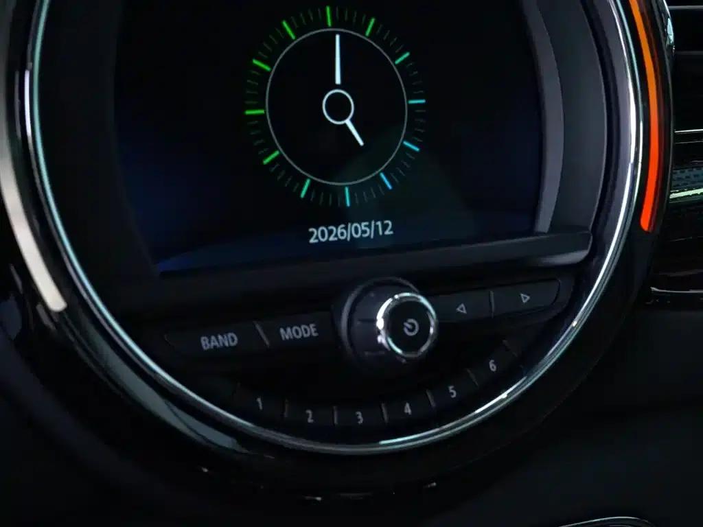 2016 MINI CLUBMAN Facelift 1.5T COOPER Connoisseur Edition — миниатюра 20