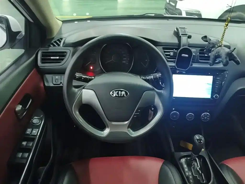 Kia K2 2015 Hatchback 1.4L AT GLS Cool Edition — миниатюра 11