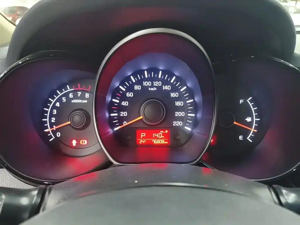 Kia K2 2015 Hatchback 1.4L AT GLS Cool Edition — миниатюра 12