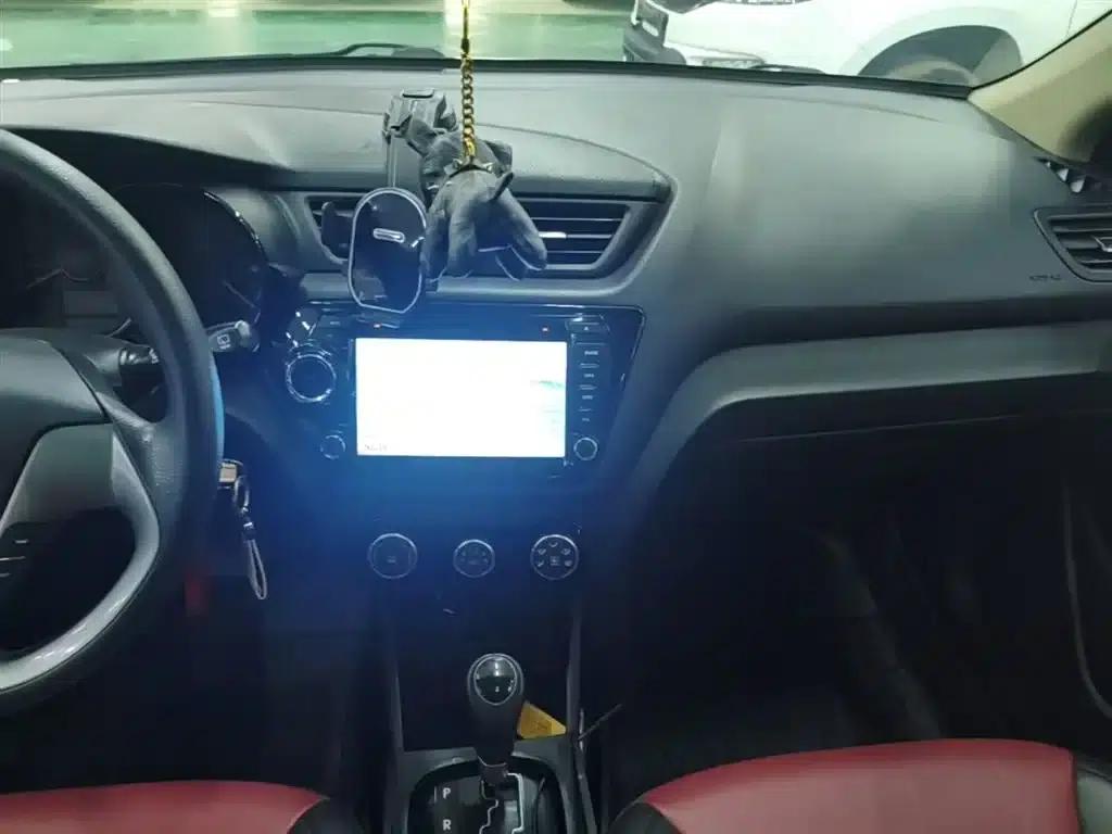Kia K2 2015 Hatchback 1.4L AT GLS Cool Edition — миниатюра 13