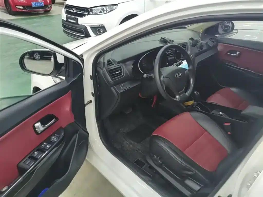Kia K2 2015 Hatchback 1.4L AT GLS Cool Edition — миниатюра 16
