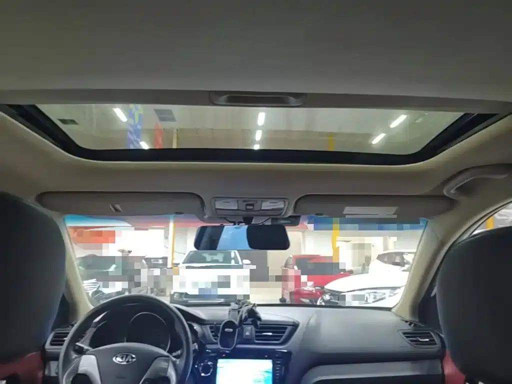Kia K2 2015 Hatchback 1.4L AT GLS Cool Edition — миниатюра 18