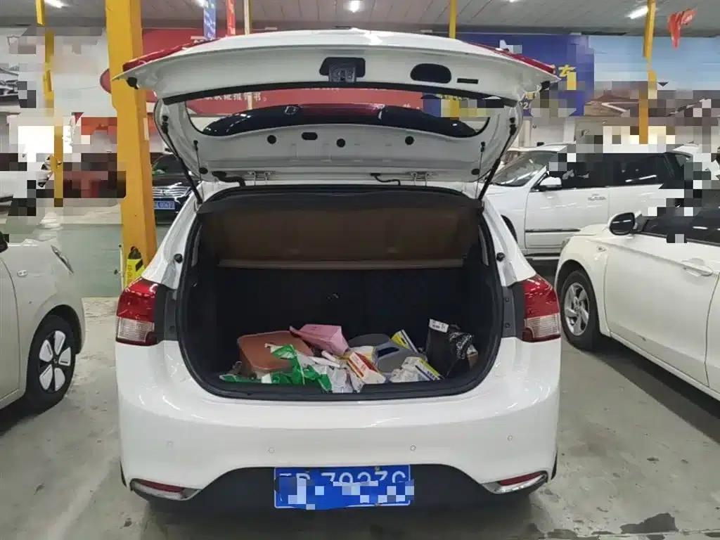Kia K2 2015 Hatchback 1.4L AT GLS Cool Edition — миниатюра 19
