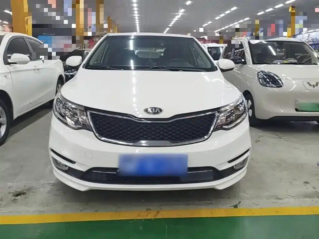 Kia K2 2015 Hatchback 1.4L AT GLS Cool Edition — миниатюра 3