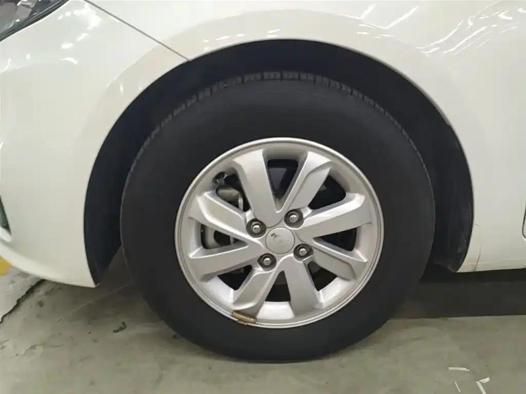 Kia K2 2015 Hatchback 1.4L AT GLS Cool Edition — миниатюра 23