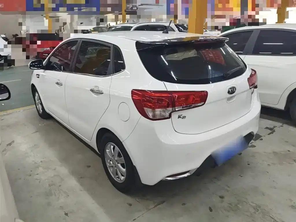 Kia K2 2015 Hatchback 1.4L AT GLS Cool Edition — миниатюра 5