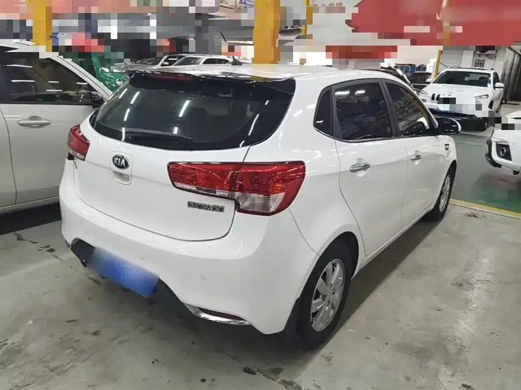 Kia K2 2015 Hatchback 1.4L AT GLS Cool Edition — миниатюра 7