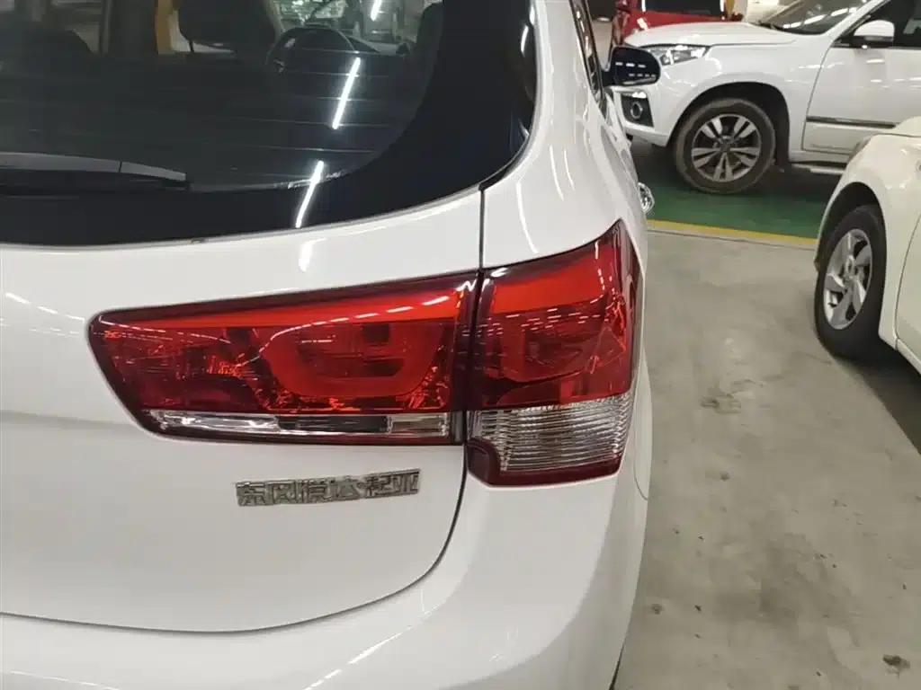 Kia K2 2015 Hatchback 1.4L AT GLS Cool Edition — миниатюра 8
