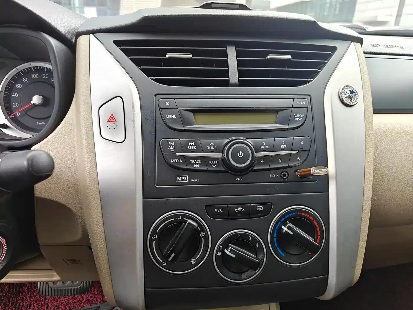 Venucia R50 2013 1.6L Automatic Fashion Edition — миниатюра 12