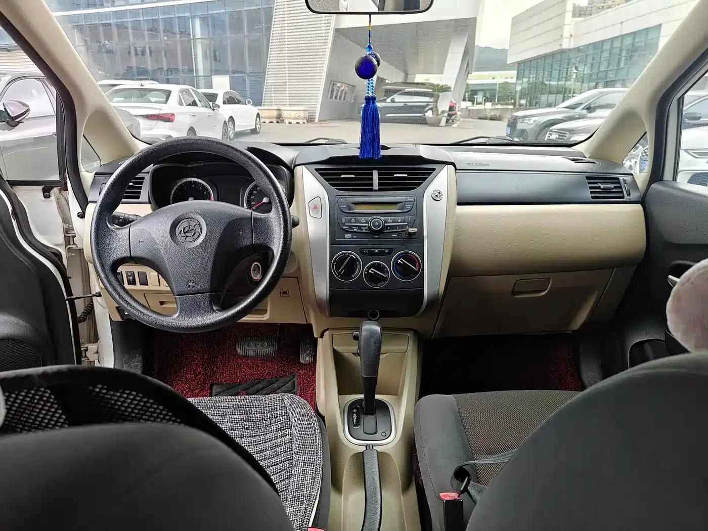 Venucia R50 2013 1.6L Automatic Fashion Edition — миниатюра 14