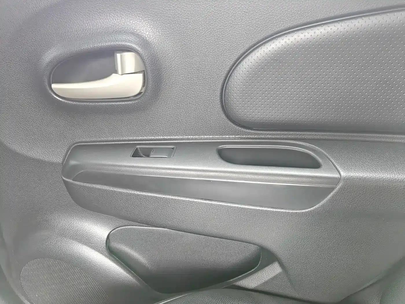 Venucia R50 2013 1.6L Automatic Fashion Edition — миниатюра 16