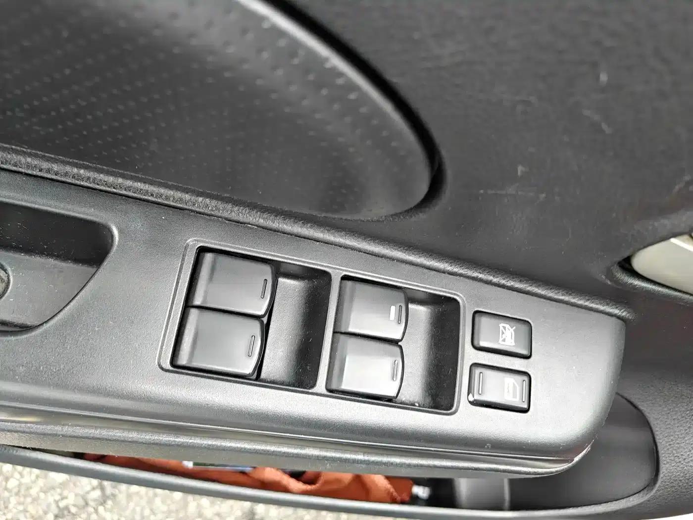 Venucia R50 2013 1.6L Automatic Fashion Edition — миниатюра 6