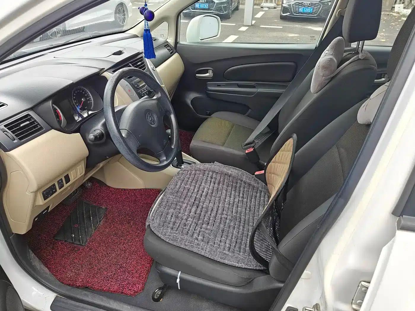 Venucia R50 2013 1.6L Automatic Fashion Edition — миниатюра 7