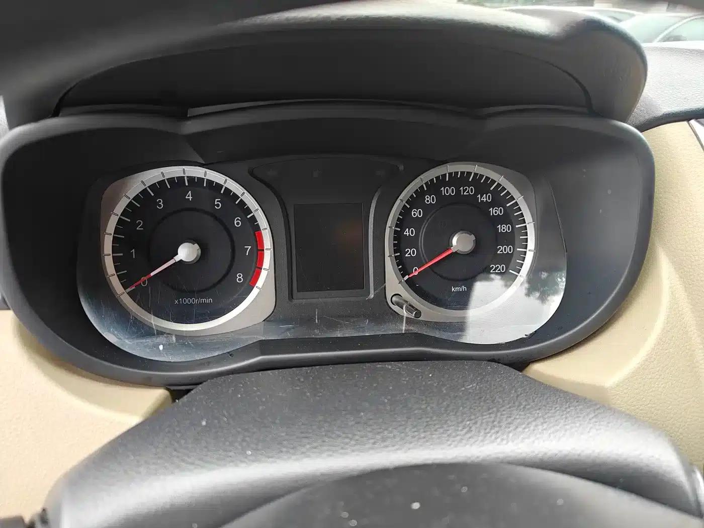 Venucia R50 2013 1.6L Automatic Fashion Edition — миниатюра 9
