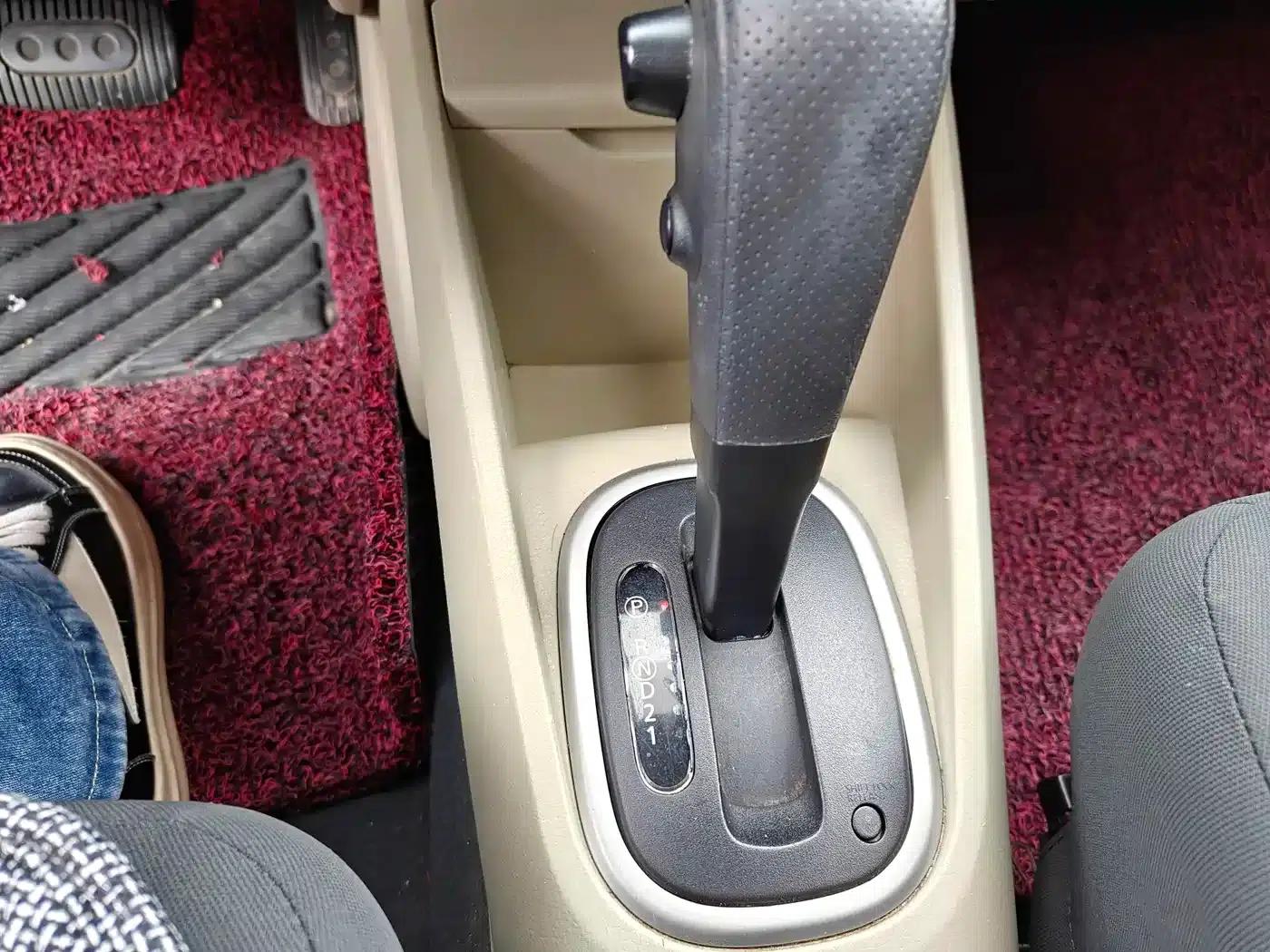 Venucia R50 2013 1.6L Automatic Fashion Edition — миниатюра 10