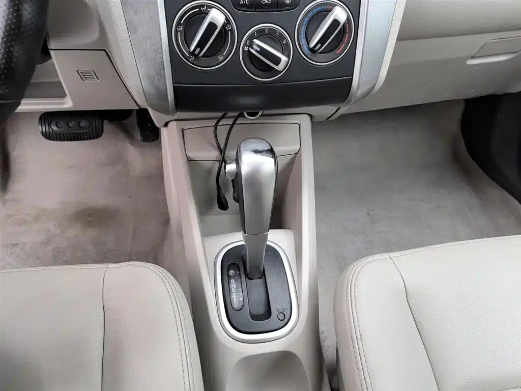 Venucia D50 2015 1.6L Automatic Deluxe Edition — миниатюра 13