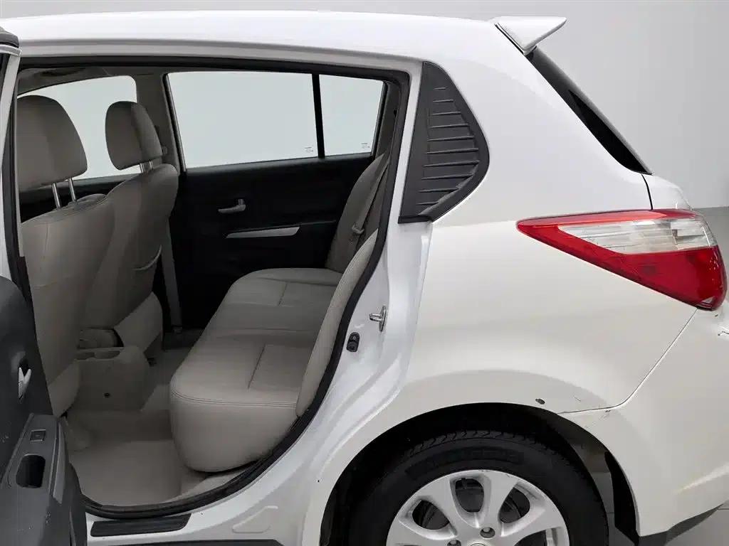 Venucia D50 2015 1.6L Automatic Deluxe Edition — миниатюра 15