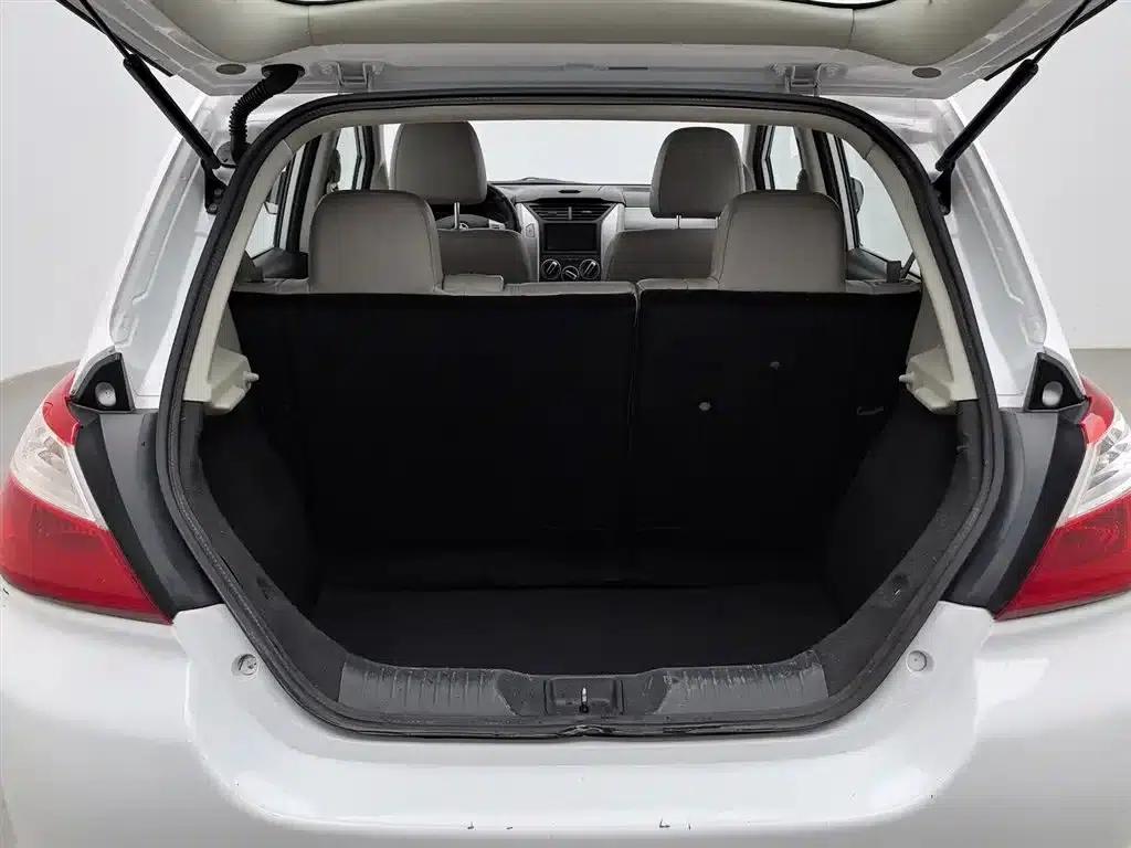 Venucia D50 2015 1.6L Automatic Deluxe Edition — миниатюра 16