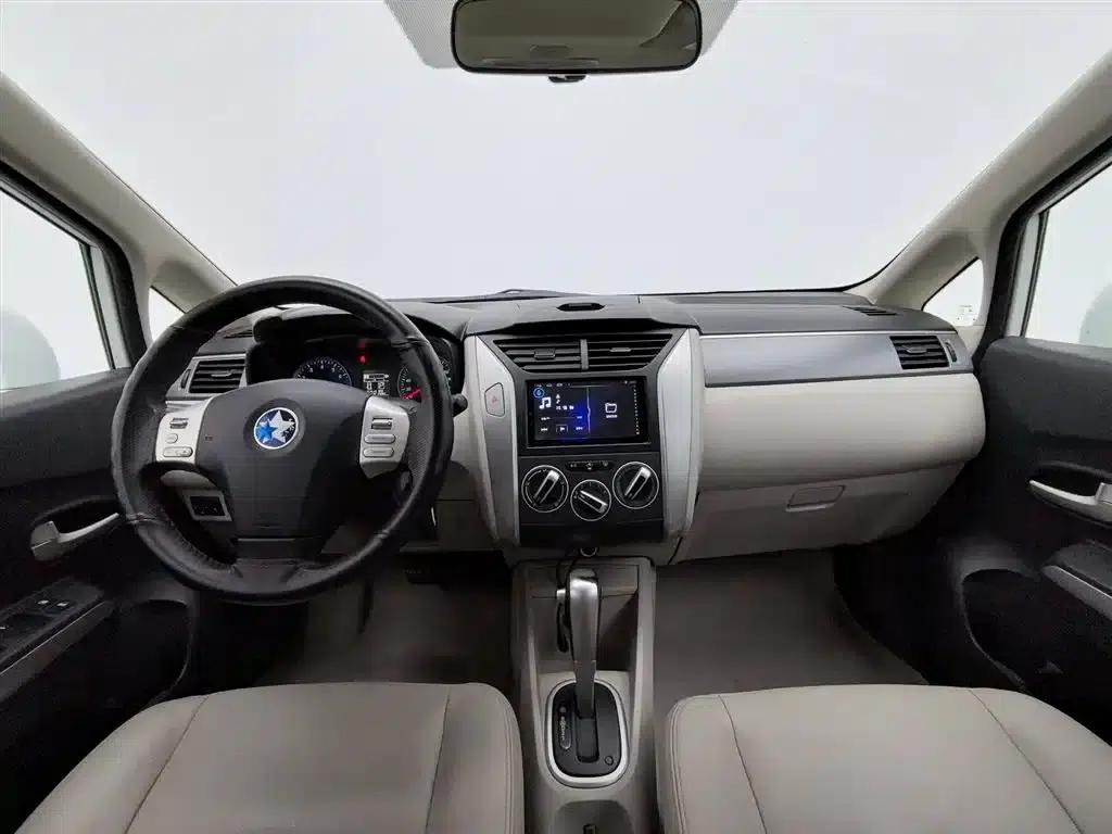 Venucia D50 2015 1.6L Automatic Deluxe Edition — миниатюра 5