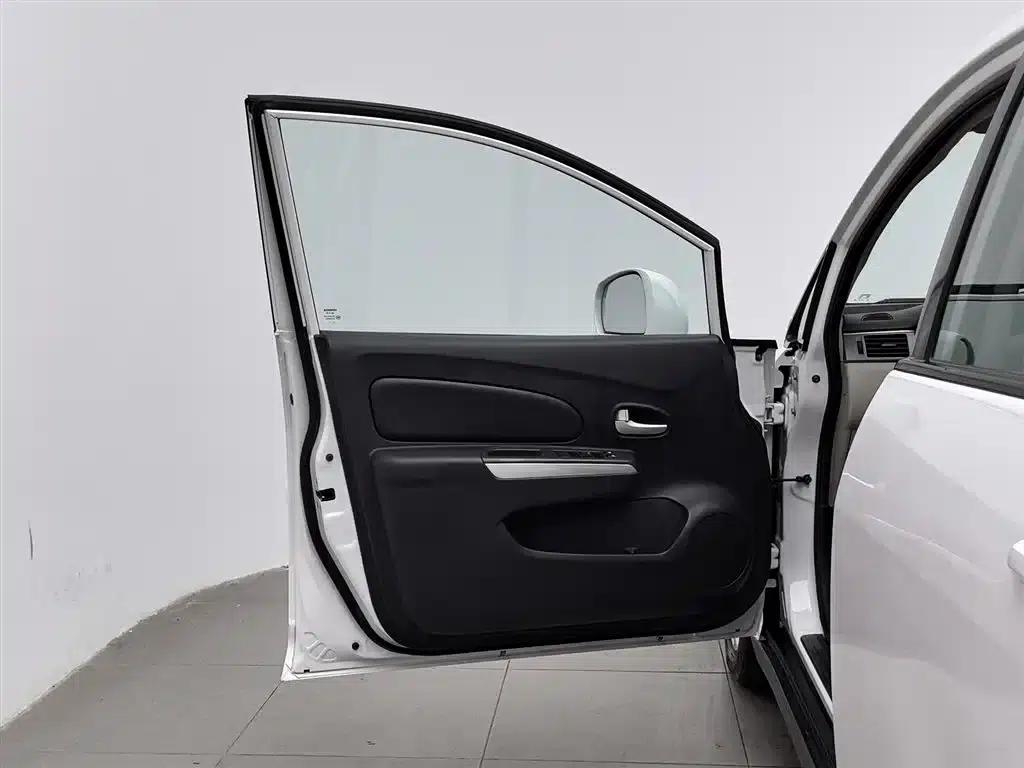 Venucia D50 2015 1.6L Automatic Deluxe Edition — миниатюра 8